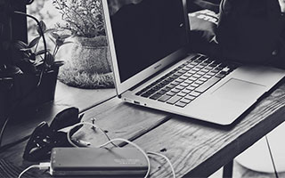 开云官方网页登录-特色极限攀爬——高空钢索挑战活动火热进行，高空攀岩绳索上升工具用法