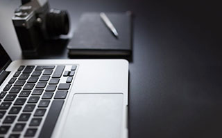 开云官方网页登录-特色极限攀爬——高空钢索挑战活动火热进行，高空攀岩绳索上升工具用法